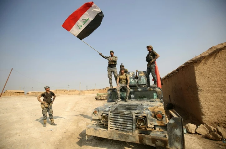 Les forces irakiennes à l'entrée du village d'al-Khuwayn, au sud de Mossoul, le 23 octobre 2016