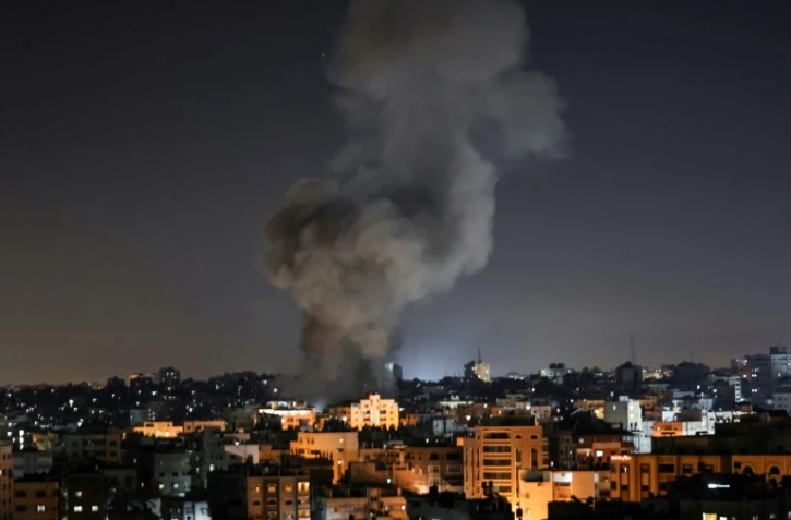 Un panache de fumée après une frappe israélienne à Gaza le 15 mai 2021