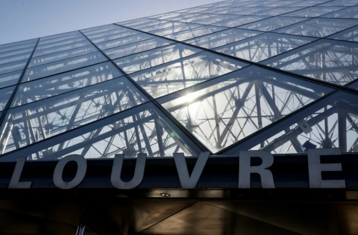 L'entrée du musée du Louvre et la pyramide, oeuvre de l'architecte Ieoh Ming Pei, le 24 juin 2020