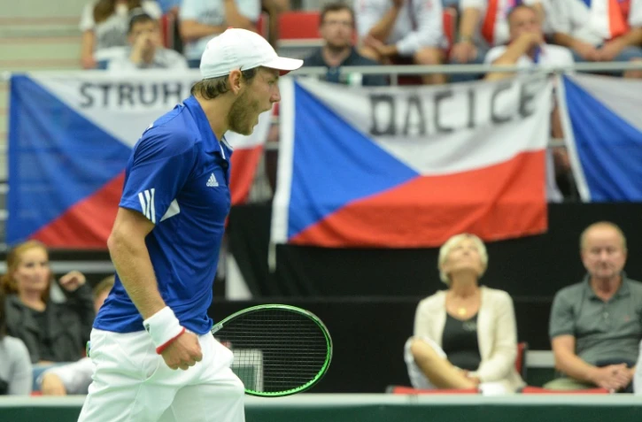La Français Lucas Pouille face au Tchèque Jiri Vesely en Coupe Davis, le 15 juillet 2016 à Trinec