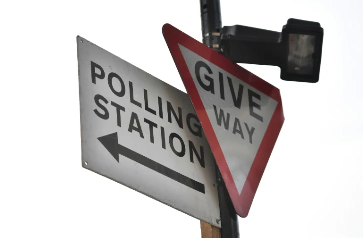 Un panneau indiquant la direction d'un bureau de vote, le 3 mai 2018 à Londres