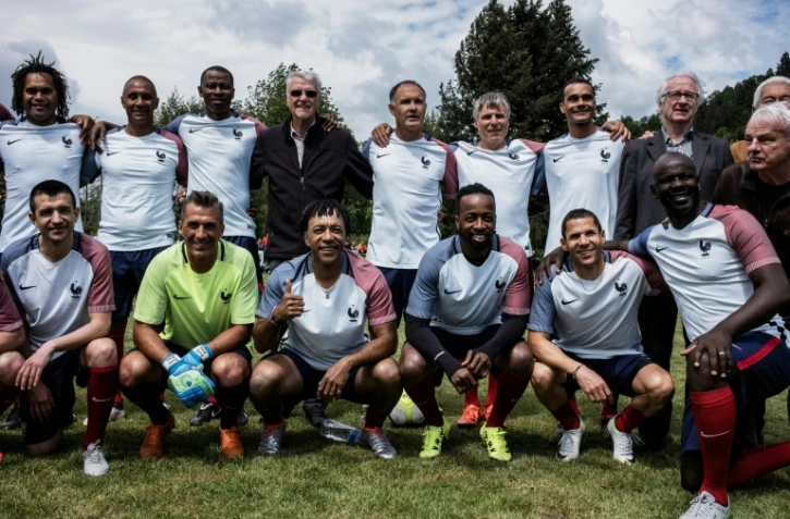 Aimé Jacquet (deuxième rang en noir) pose avec d'anciens joueurs de Saint-Etienne pour un match de gala avec des joueurs de l'ex équipe de France victorieuse en 1998, le 10 mai 2018, à Sail-sous-Couzan, son village natal, à l'occasion des 20 ans de la Coupe du Monde remportée par la France
