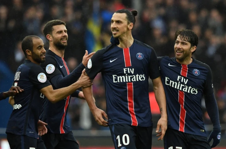 Zlatan Ibrahimovic félicité par ses coéquipiers du PSG après l'un de ses 3 buts contre Nice, le 2 avril 2016 au Parc des Princes