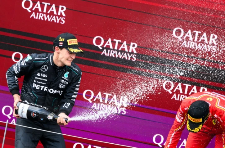 Le pilote Mercedes George Russell savoure sa victoire en GP d'Autriche sur le Red Bull Ring de Spielberg, le 30 juin 2024