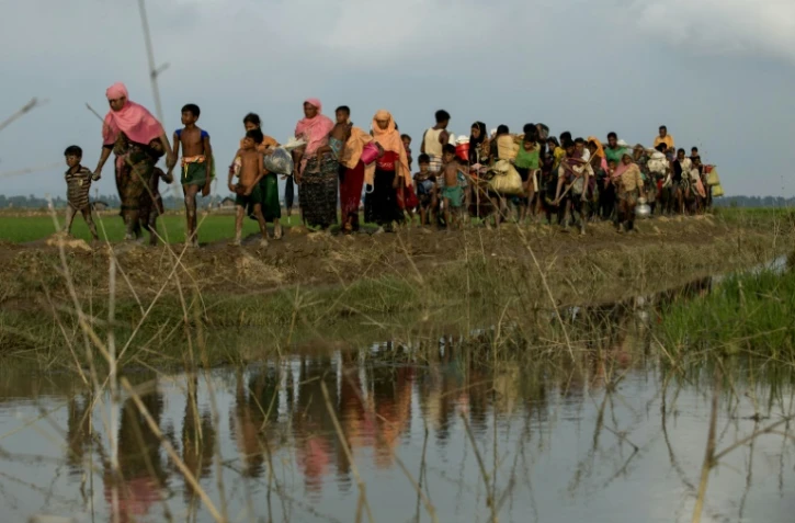 Des Rohingyas de l'Etat de Rakhine qui ont fui les violences, arrivent près d'Ukhia, le 4 septembre 2017 au Bangladesh