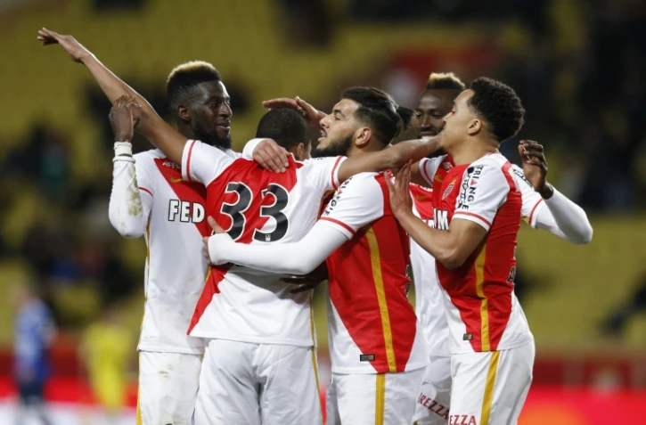 Les joueurs de Monaco se congratulent après un but de Kylian Mbappé face à Troyes, le 20 février 2016 à Louis-II