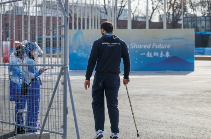 Un athlète concourant sous bannière neutre quitte le village Paralympique après la décision du Comité international Paralympique d'exclure les athlètes russes et bélarusses des Jeux de Pékin la veille de la cérémonie d'ouverture le 3 mars 2022