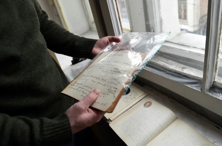 Un historien russe montre des pages d'un journal intime de l'époque stalinienne à Moscou, le 27 février 2017