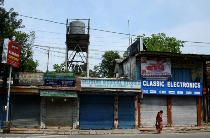 Des échoppes fermées pendant un confinement, le 9 mai 2021 à Siliguri, en Inde