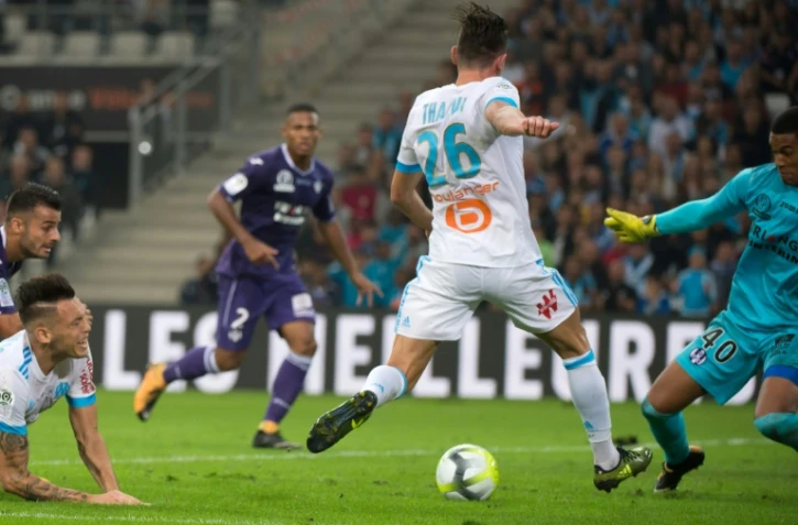 Florian Thauvin marque le premier but pour l'Olympique de Marseille face au gardien toulousain Alban Lafont, le 24 septembre 2017 au Vélodrome