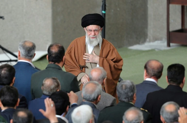 Photo fournie par le bureau du guide suprême iranien, l'ayatollah Ali Khamenei, le montrant à son arrivée pour diriger la prière matinale de l'Aïd al-Fitr à la Grande mosquée Mosalla de Téhéran, le 31 mars 2025
