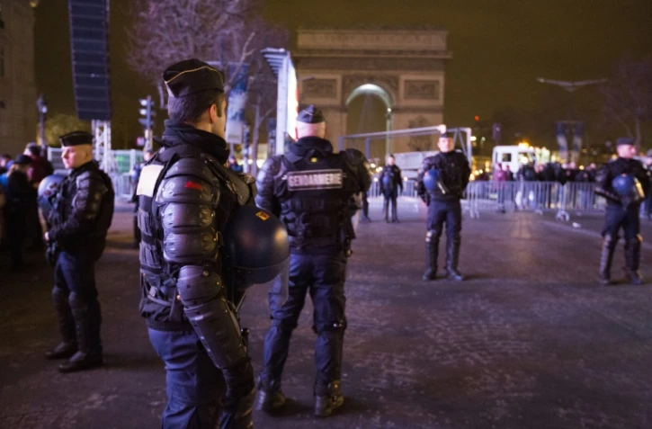 Des policiers déployés sur les Champs Elysées le 31 décembre 2015 à Paris