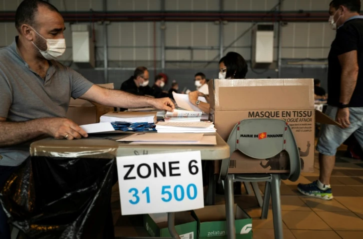 Préparation des masques à distribuer à la mairie de Toulouse, le 9 mai 2020