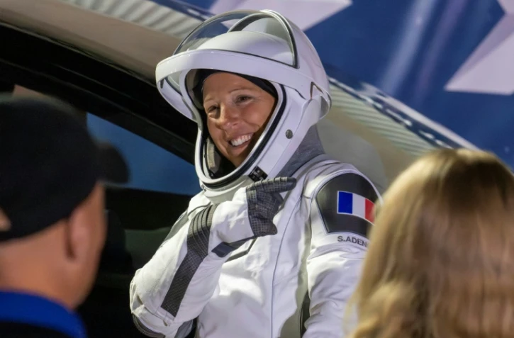 L'astronaute française Sophie Adenot pointe le drapeau français sur sa combinaison à Cape Canaveral en Floride, le 13 février 2026