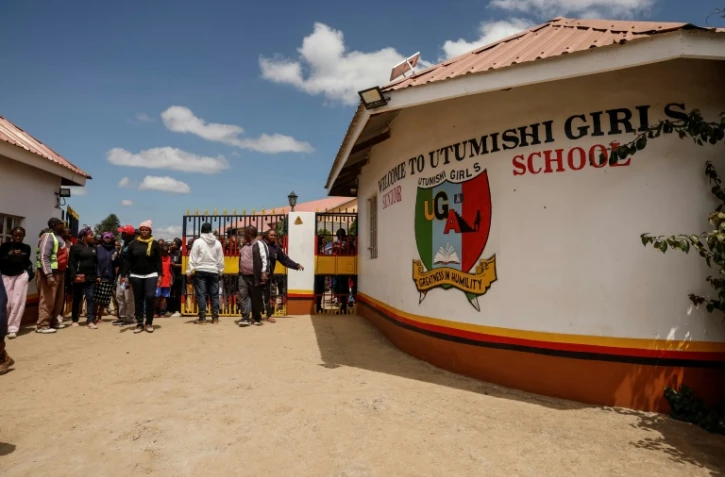 Des parents et tuteurs devant l'école pour filles Utumishi où est survenu un incendie meurtrier, le 28 mai 2026 à Gilgil, au Kenya
