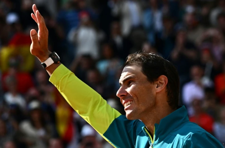 Le joueur de tennis Rafael Nadal salue le public lors du tournoi de Roland-Garros à Paris le 5 juin 2022