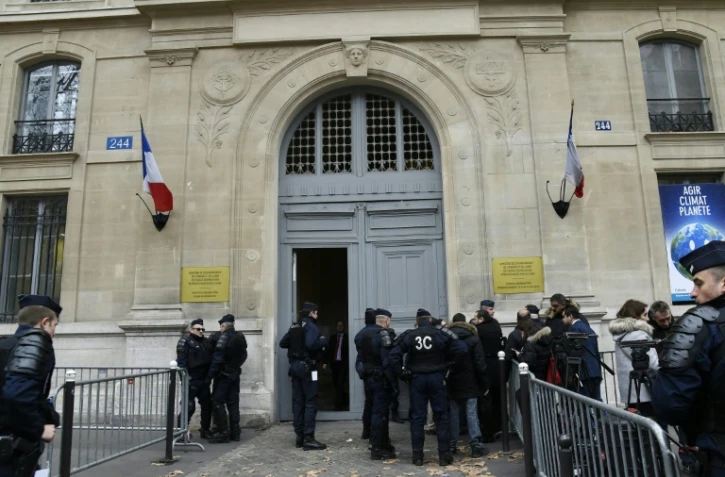 Devant le secrétariat d'Etat aux Transports à Paris, le 19 décembre 2016