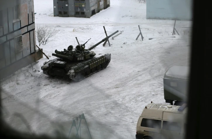 Un char des forces ukrainiennes dans une rue d'Avdiïvka, le 2 février 2017, au nord de Donetsk