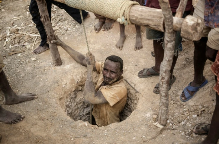 Un mineur fait surface après avoir fouillé la terre à la recherche de saphirs dans le gisement de saphirs près de  Sakaraha, le 2 décembre 2016