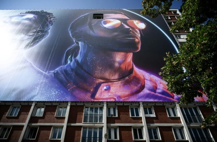 Représentation d'Ademos et N.O.S, les frères du groupe PNL, sur un immeuble de la cité Gagarine où ils ont grandi, le 19 août 2019 à Ivry-sur-Seine, au sud-est de Paris