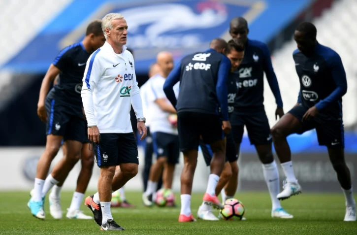 Didier Deschamps et ses joueurs lors d'un entraînement, le 12 juin 2017 au Stade de France