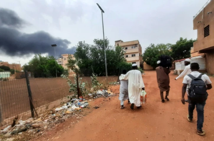 Des habitants de Khartoum quittent la ville, le 10 juin 2023