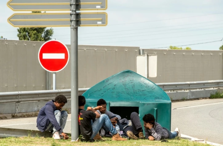 Des migrants au bord d'une route à Calais (Hauts-de-France), le 1er août 2017