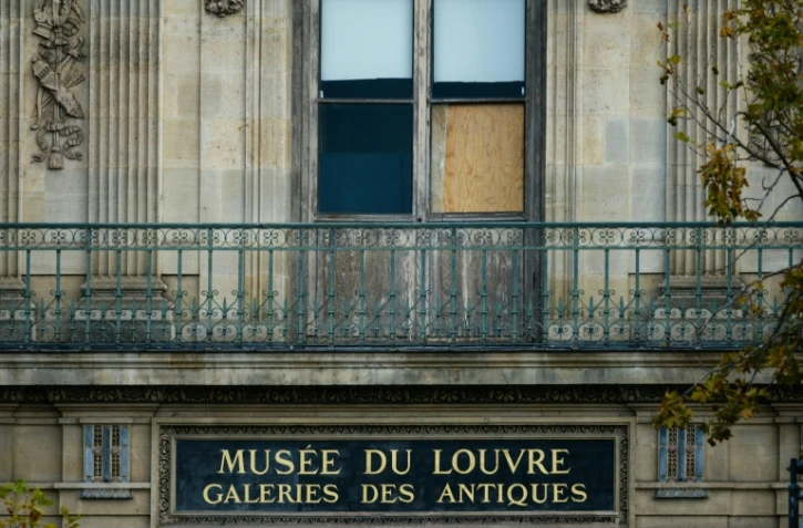 Une fenêtre cassée par laquelle les voleurs sont passés pour dérober au musée du Louvre les joyaux de la Couronne, à Paris le 20 octobre 2025