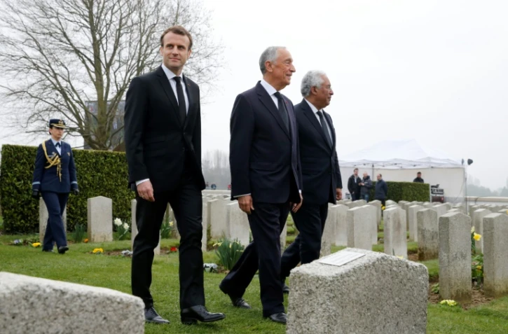 Emmanuel Macron avec le président portugais Marcelo Rebelo de Sousa (C), lors d'une cérémonie commémorant le centenaire de la Première guerre mondiale, au cimetière militaire portugais de Richebourg le 9 avril 2018 