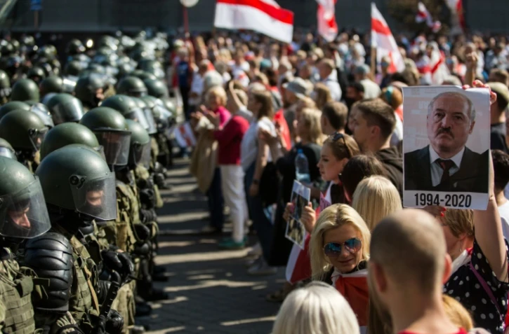 Des forces de l'ordre face aux manifestants à Minsk le 30 août 2020