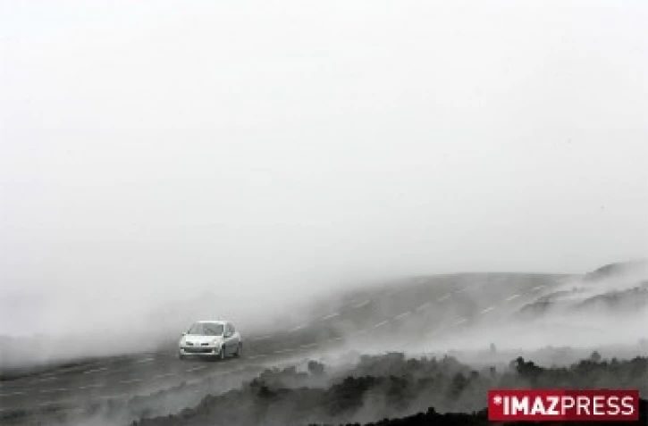 La route des laves noyée sous l'épais brouillard généré par la vapeur d'eau