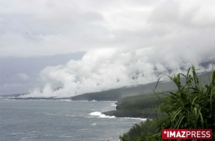 Jeudi 31 janvier 2008 - 
La route des laves noyée sous l'épais brouillard généré par la vapeur d'eau