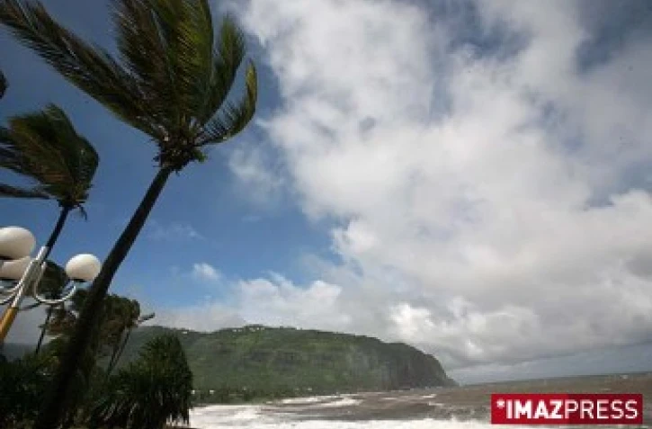 Vendredi 1er février 2008 - 

La dépression fait déferler une forte houle sur le littoral Nord de La Réunion