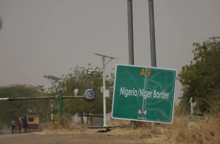 Panneau indiquant la frontière, fermée depuis août 2023, entre le Niger et le Nigeria, le 17 février 2024 dans la localité nigériane de Jibia