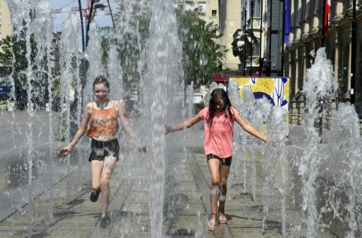 Des enfants se rafraîchissent dans des fontaines à Valenciennes dans le nord de la France, le 27 juillet 2018