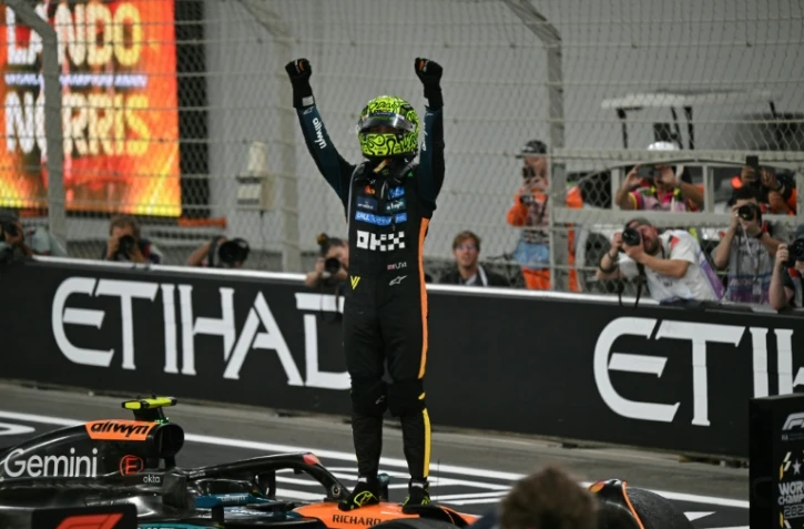 Lando Norris célèbre son premier titre de champion du monde de Formule 1, le 7 décembre 2025 à Abou Dhabi