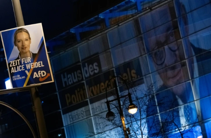 Une bannière de campagne géante montrant le chef des démocrates-chrétiens (CDU) Friedrich Merz et une affiche de la coleader de l'Alternative pour l'Allemagne (AfD) Alice Weidel, le 2 février 2025 à Berlin