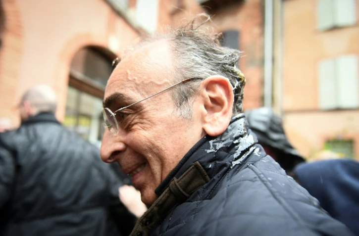 Le candidat de "Reconquête!" Eric Zemmour a reçu un oeuf sur la tête à Moissac, en France le 12 mars 2022