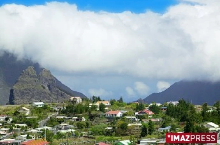 Au coeur du cirque de Cilaos, le village de Ciloas attire un nombre croissants de visiteurs - photo Yann Guichaoua