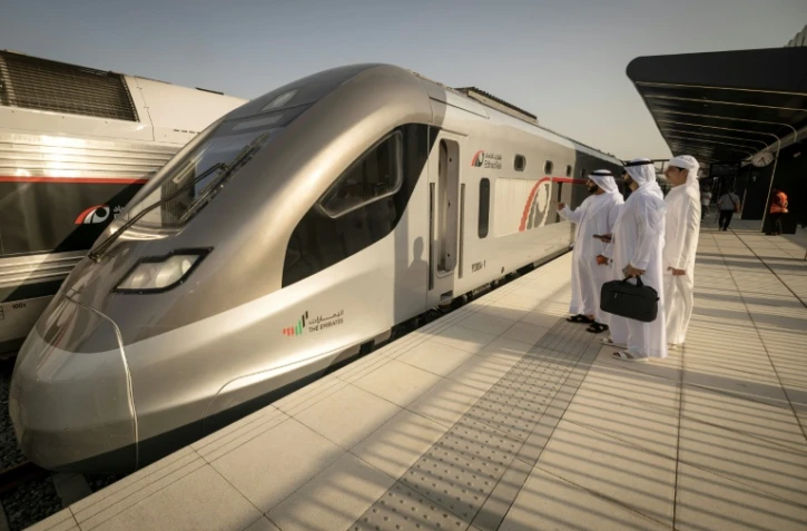 Un train Etihad Rail — le premier train de voyageurs des Émirats arabes unis — à la gare d'Abou Dhabi pour son voyage inaugural, le 30 juin 2026