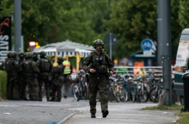 Mise en place par la police d'un cordon de sécurité autour du centre commercial Olympia Einkaufzentrum le 22 juillet 2016 à Munich