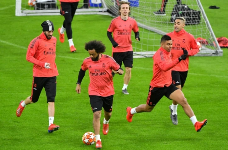 Le défenseur du Real Madrid Marcelo (2g) contrôle le ballon lors d'une séance d'entraînement, le 12 février 2019 à Amsterdam 