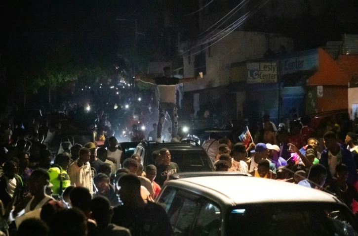 Des supporters haïtiens fêtent la qualification de leur équipe nationale pour la Coupe du monde 2026 dans les rues de la capital Port-au-Prince le 18 novembre 2025.

