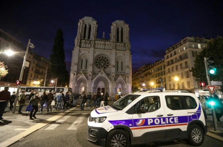 Un véhicule de police est garé près de la basilique Notre-Dame de l'Assomption à Nice, le 29 octobre 2020