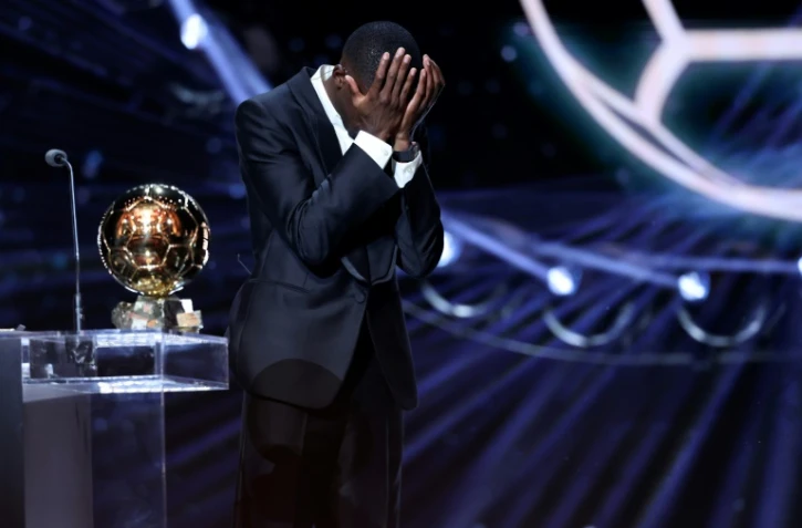 Ousmane Dembele ne peut retenir ses larmes après avoir remercié ses proches en recevant le Ballon d'Or lundi.