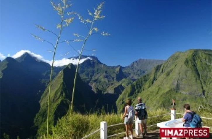 Vue sur les pitons du cirque de Mafate depuis le sentier de Cap Noir
