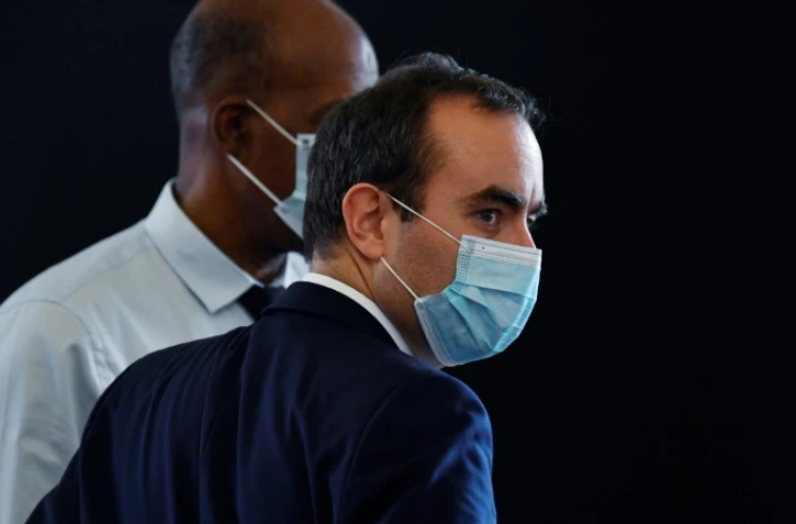 Le ministre des Outre-mer français Sébastien Lecornu (d) aux côtés du député français Serge Letchimy à Fort-de-France, le 30 novembre 2021