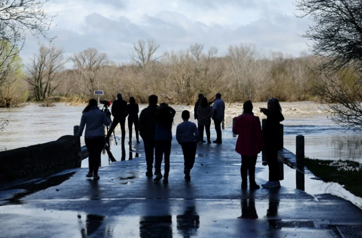 Un pont submergé par les crues dans le Gard, le 10 mars 2024, à Dions