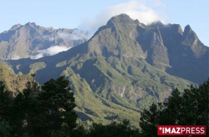 Les cirques et montagnes dominent l'intérieur de l'île