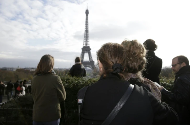 Minute de silence devant la Tour Eiffel le 16 novembre 2015 Ă  Paris